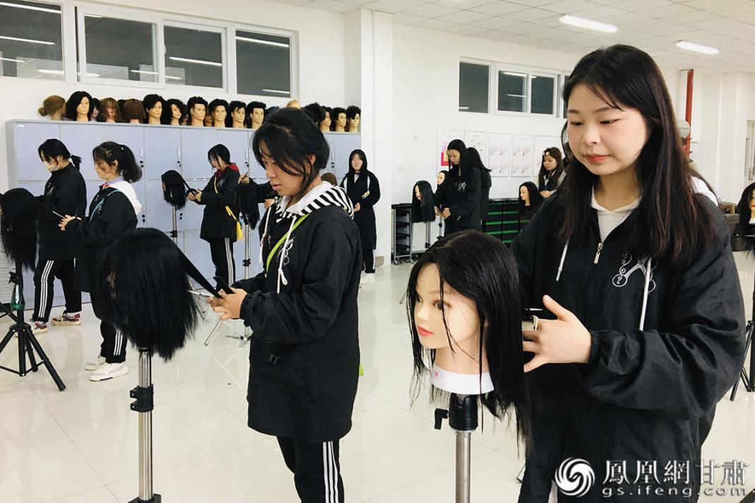 平博app下载美发专业学生在课堂练习剪发基本功